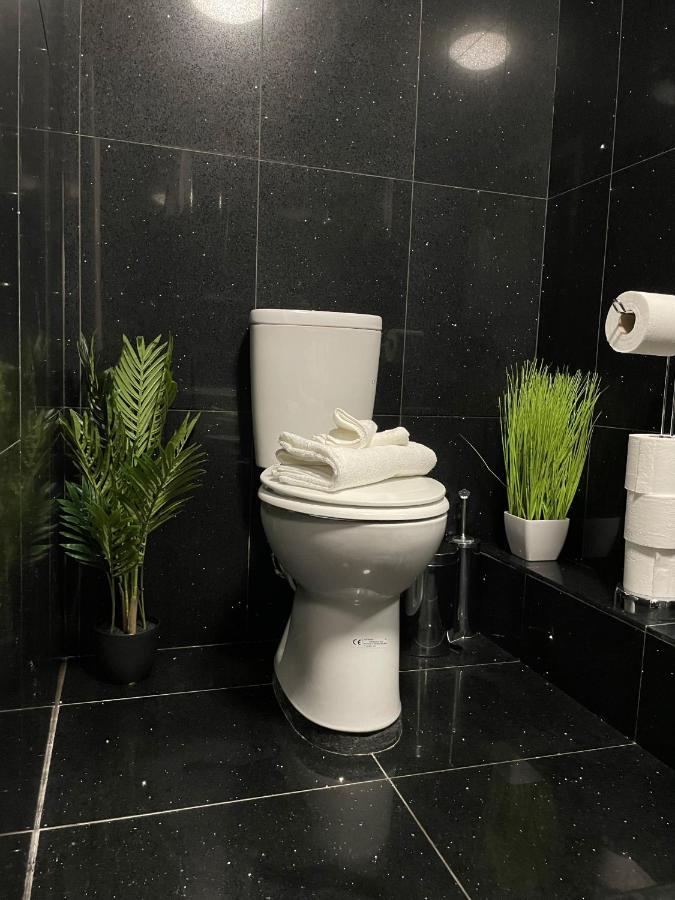 Luxurious 2 Bed Apartment In Heart Of Burnley With Private Parking Экстерьер фото
